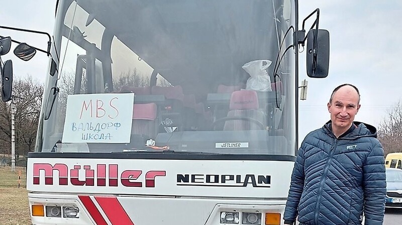 Matthias Musch aus Stuttgart hat den Transport der ukrainischen Flüchtlinge nach Deutschland organisiert. Weil sein eigener Bus nicht zur Verfügung stand, freute er sich über den Neoplan-Bus aus dem Auwärter-Park.
