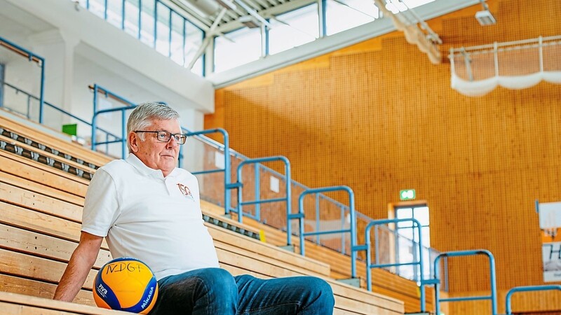 Blick in eine ungewisse Zukunft: TVD-Vorsitzender Anton Kiebler sitzt in der leeren Dreifach-Turnhalle Höll-Ost.