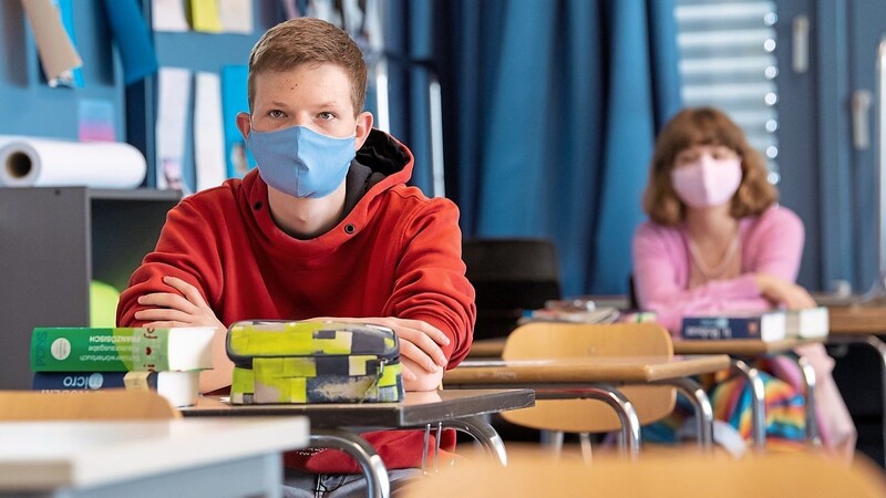Für die Schüler im Freistaat gilt zunächst eine befristete Maskenpflicht im Unterricht.