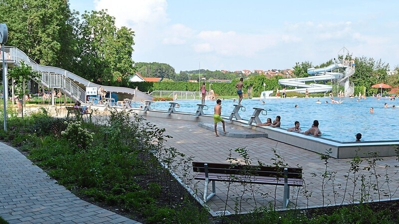 Vor allem die neue Wellenrutsche begeistert die Besucher des sanierten Freibades in Rottenburg.