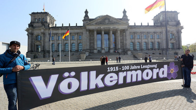 "Völkermord" ist auf dem Transparent zu lesen, das armenische Demonstranten am 24.04.2015 vor dem Reichstagsgebäude in Berlin halten. Im Deutschen Bundestag fand zuvor eine Debatte zu Vertreibung und Massakern an Armeniern 1915/16 statt.