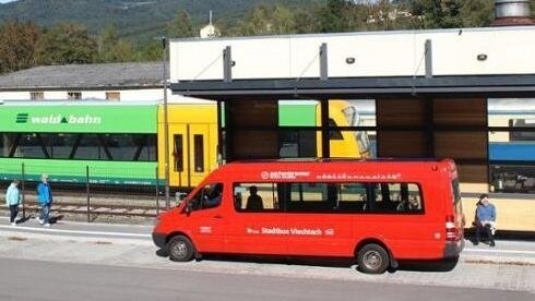 Bus und Bahn ergänzen sich gut, zumal der neue Stadtbus auch noch kostenlos ist.
