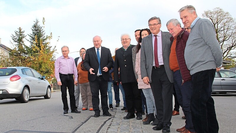 Landrat Heinrich Trapp und die Mitglieder des Kreisbauausschusses verschafften sich vor Ort ein Bild von den maroden Straßen. Die Haidlfinger Ortsdurchfahrt soll 2020 erneuert werden.