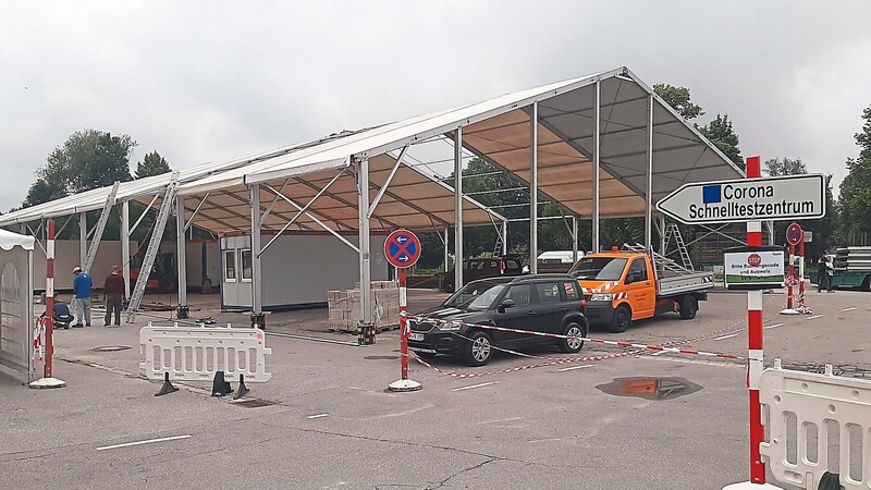 Derzeit wird ein Zelt der Festzeltbetriebe Widmann fürs Impfzentrum auf der Grieserwiese noch aufgebaut, kommende Woche soll dort der reguläre Betrieb starten.
