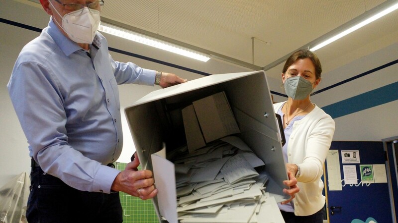Da es viele Briefwähler gab, blieben etliche Wahlurnen in Ostbayern - hier in Straubing - leerer als in früheren Wahlen.