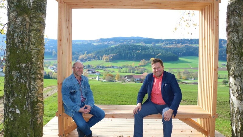 Sind begeistert vom "Fenster ins Aitnachtal": Kollnburgs Bürgermeister Herbert Preuß (l.) und ILE-Vorsitzender Andreas Eckl.