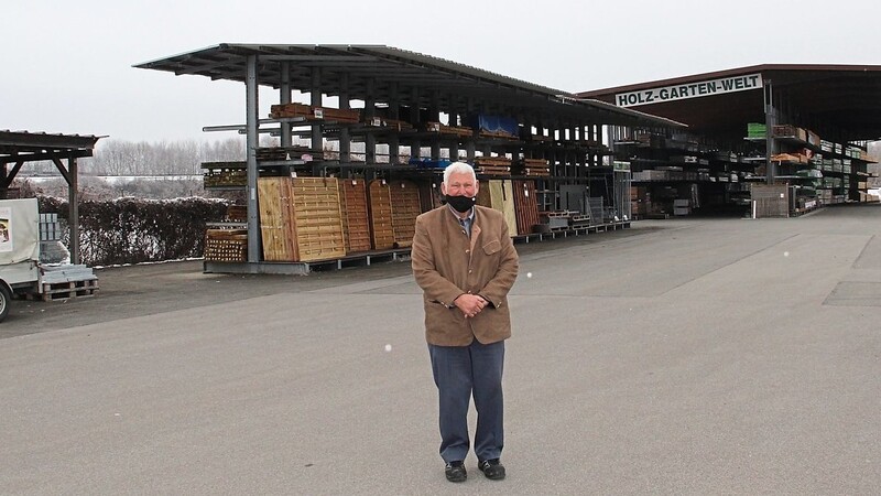 Walter Hundshammer vor seinem Betrieb, der seit 112 Jahren in Deggendorf besteht.