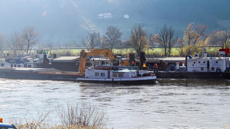 Für mehrere Stunden ging wegen der Bergungsmaßnahmen nichts mehr auf der Donau.