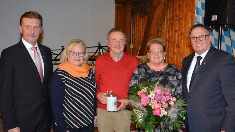 Josef Hillebrand (Bildmitte) und Helene Hobmeier (rechts daneben) haben sich in beispielhafter Weise ehrenamtlich für das Gemeinwesen engagiert.