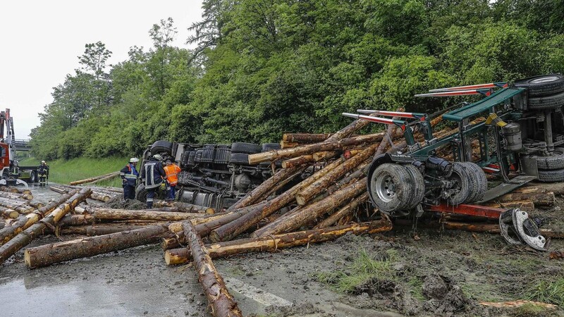 Die Autobahn musste wegen des umgekippten Holztransporters komplett gesperrt werden.