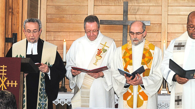 Pfarrer Jörg Gemkow (v.l.), Diakon Norbert Spagert, Pfarrer Josef Dotzler und Pfarrer Patrice Banza Kabwende, feierten mit einem Festgottesdienst das Jubiläum der Friedenskirche.