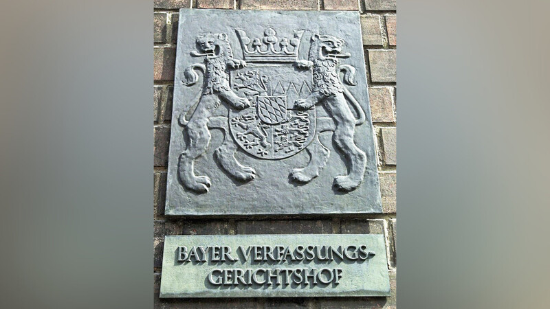 Vor dem Bayerischen Verfassungsgericht möchte ein Bürger gegen die Gemeinde Attenhofen klagen.