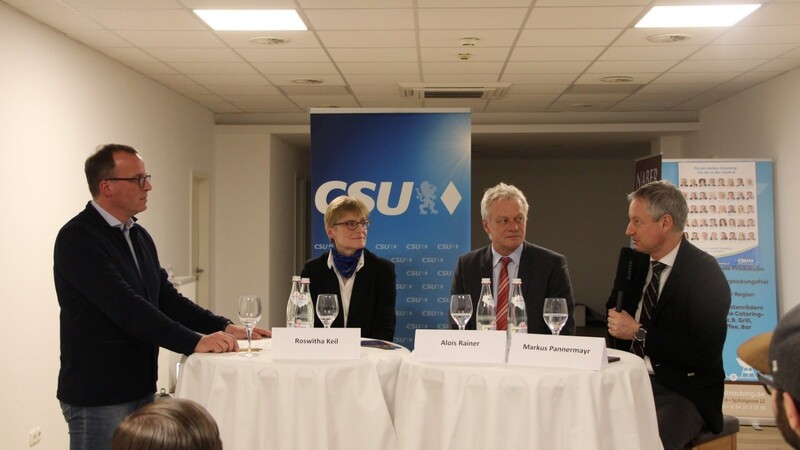 Holger Frischhut, Vorsitzender der CSU Straubing-Altstadt, moderierte die Veranstaltung mit Roswitha Keil vom ADFC, MdB Alois Rainer und Oberbürgermeister Markus Pannermayr.