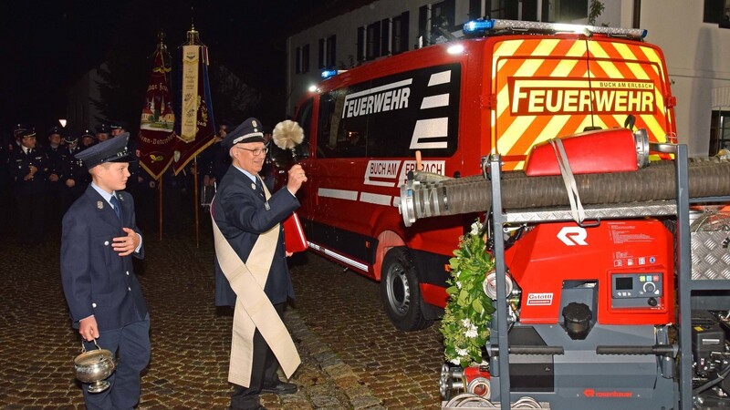 Diakon Andreas Maier weihte das neue Feuerwehrauto und die neue Tragkraftspritze.