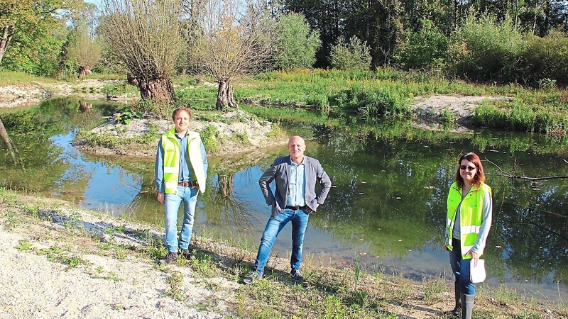 Johannes Bongard (l.) und Antje Uhl informierten Bürgermeister Franz Aster über den Verlauf des LIFE Naturprojekts in Ettling. Bevor dieses Isar-Altwasser renaturiert wurde, war es fast verlandet. Jetzt bietet es strukturreiche Lebensräume für eine Vielzahl von Tierarten.