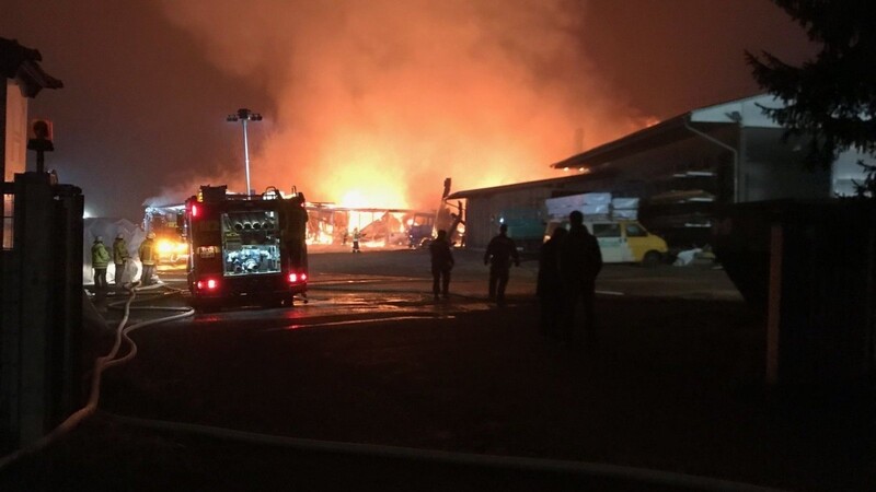 Schadensträchtiger Brand in der Nacht auf Dienstag in einem holzverarbeitenden Betrieb in Amberg.