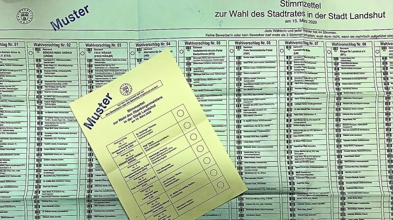 So sehen die Wahlzettel für die Kommunalwahl am 15. März aus: Auf dem gelben Zettel vergeben Wähler ein Kreuzchen für den neuen OB und auf dem mintgrünen Zettel können insgesamt 44 Kreuzchen für 44 neue Stadträte gesetzt werden.