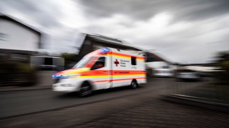 In München hat ein Mann einen Rettungswagen gestohlen und drei Unfälle gebaut. (Symbolbild)