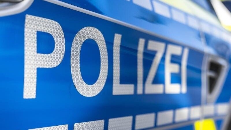 Fünf Tatverdächtige hat die Polizei in Oberbayern festgenommen. Ihnen wird Drogenhandel und die Verbreitung von gefälschten Impfnachweisen vorgeworfen.