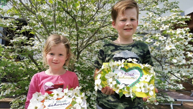 Mit echte Blüten dekorierten die Geschwister Paul und Lisa ihre Herzerl.