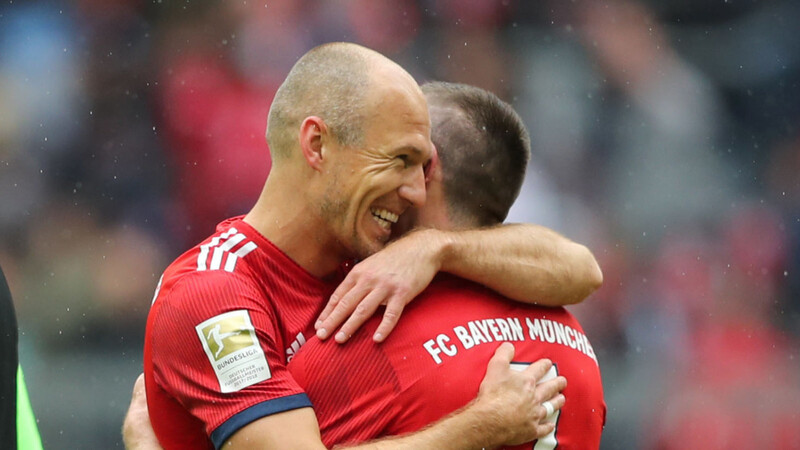 Umarmung nach dem Spiel: Die Bayern-Altstars Arjen Robben (l.) und Franck Ribéry.