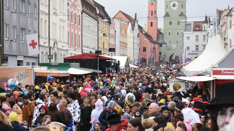 Der Unsinnige Donnerstag im Jahr 2020 war bislang die letzte große Veranstaltung der Narrhalla Vilsbiburg. Danach schrumpfte die Zahl der Jahreszeiten auf vier zusammen und die Kostüme wurden zu Staubfängern.