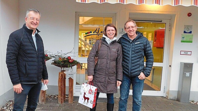 Bürgermeister Markus Ackermann mit dem Leiter des Pflegestifts Bernd Pirner und dessen Frau Nadine.