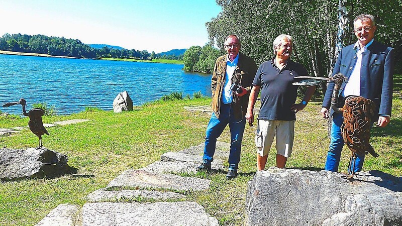 Bürgermeister Markus Ackermann (rechts) und Frank Schürmann (links) finden, dass Franz Baiers Kunstwerke den Perlseerundwanderweg weiter aufwerten.