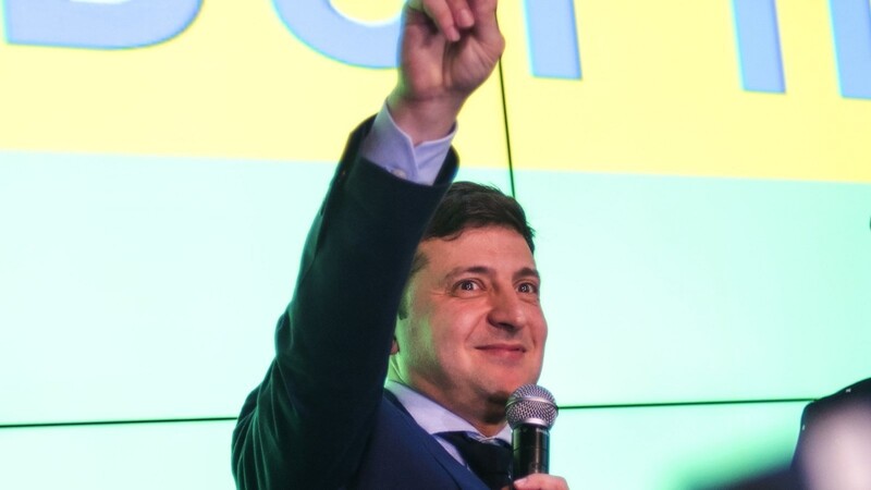 Wladimir Selenski feiert seinen Erfolg in der ersten Runde der Präsidentenwahlen.