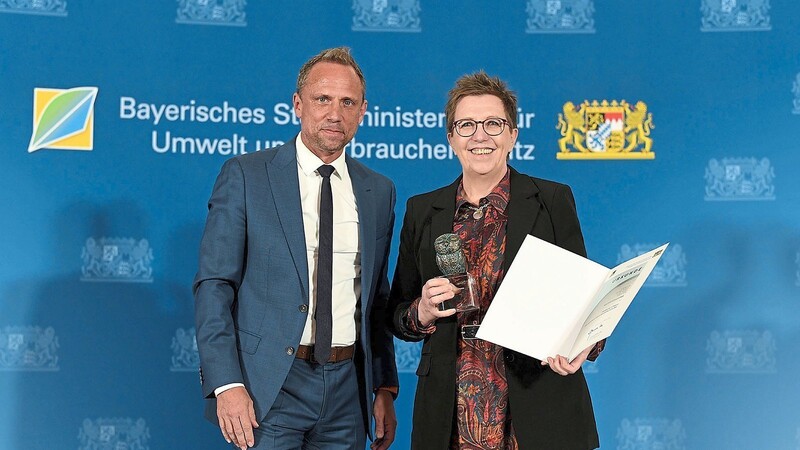 Bayerns Umweltminister Thorsten Glauber und Sibille Zillinger von der Igelstation Otzing bei der Preisübergabe am Dienstagabend.