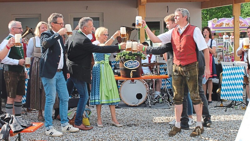 Bürgermeister Markus Ackermann, seine Stellvertreter sowie Dr. Alois und Stefanie Plößl stießen auf ein gutes Gelingen des kleinen Heimatfestes an.