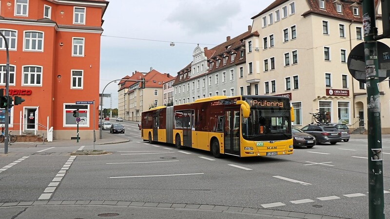 Busse werden künftig in der Weißenburgstraße über eine Busschleuse durchfahren können, auch wenn der Verkehr stockt.