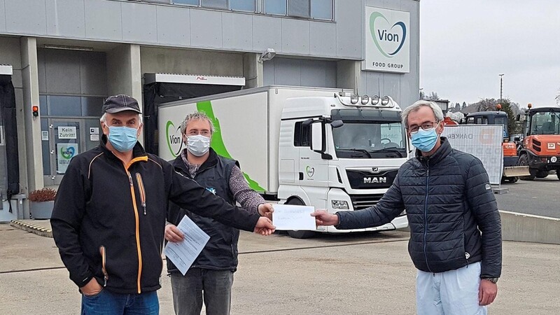 Christian Lommer und Roland Decker übergaben das Forderungspapier der Landwirte an Vion-Geschäftsführer Markus Fischer (von links).