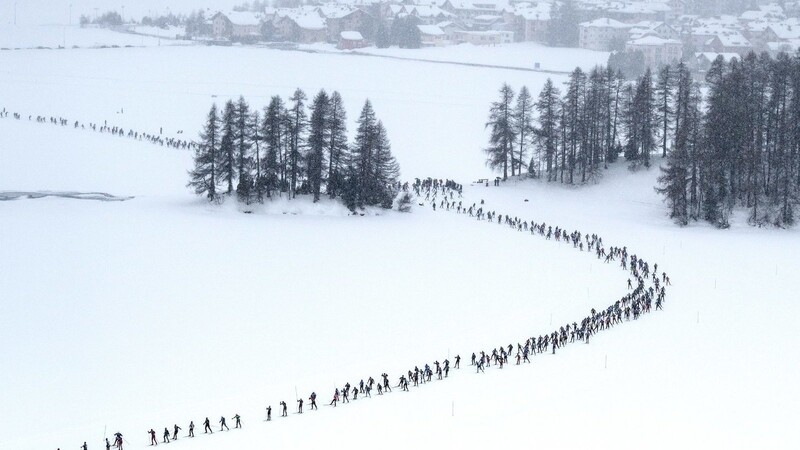 Tausende Skilangläufer nehmen am jährlich stattfindenden Engadin-Skimarathon teil und laufen von Maloya nach S-Chanf.