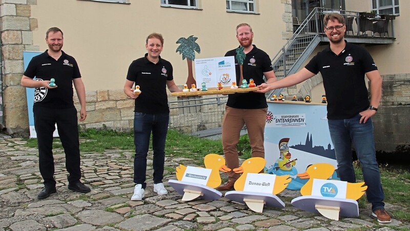 Andreas Adam (v. l. ), Thomas Neiswirth, Sven Hofstetter und Martin Reich vom Round Table 32 Regensburg freuen sich, dass das Entenrennen doch stattfinden kann.