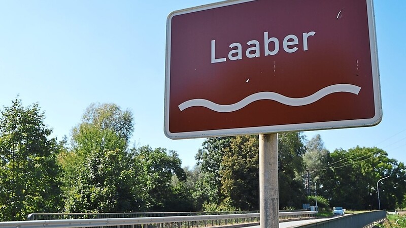 Obwohl die richtige Schreibweise seit 2002 offiziell "Laber" lautet, ist die "falsche" Schreibung mit zwei "a" noch des Öfteren zu finden: etwa auf dem Hinweisschild an der Kleinen Laber zwischen Hofendorf und Asenkofen.