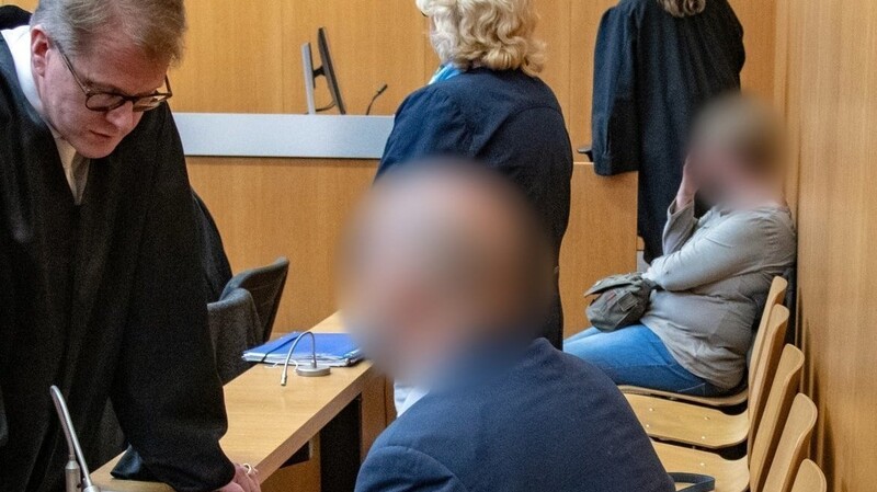 Nach dem Tod eines Mannes in einem Pflegeheim in Niederbayern wurden drei Pfleger vor dem Gericht verurteilt.