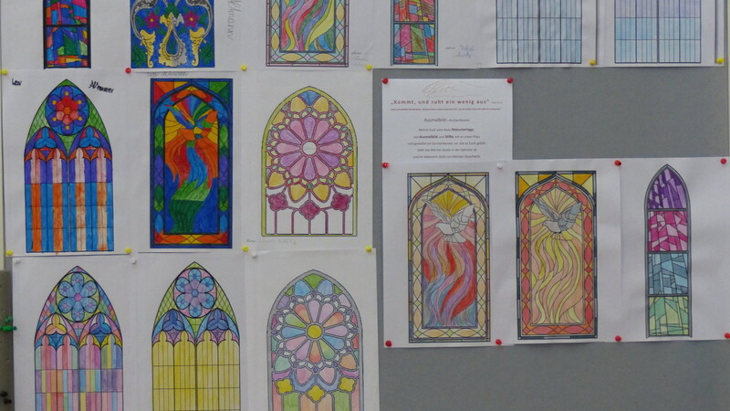 Mit viel Hingabe und Engagement haben schon einige Kinder ihre Kirchenfenster gestaltet und an der Pinnwand ausgestellt.