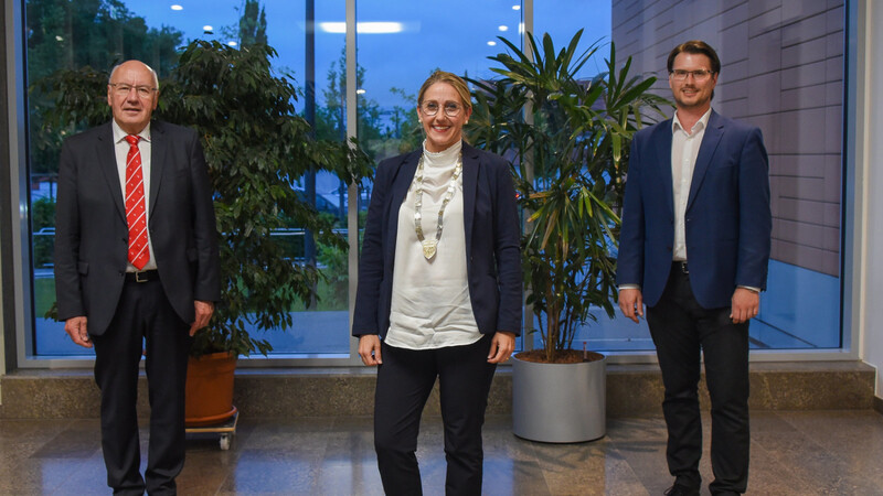 Bürgermeisterin Sibylle Entwistle (SPD) mit ihren beiden Stellvertretern, Zweiter Bürgermeister Rudolf Lehner (CSU, links) und Dritter Bürgermeister Sebastian Haider.