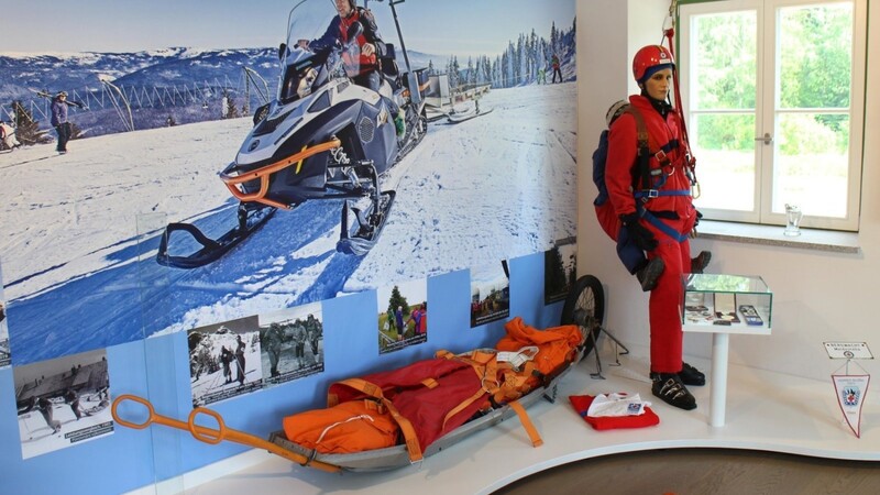Das Thema "Bergrettung im Eisensteiner Tal von früher bis heute" ergänzt das Skimuseum in den NaturparkWelten im Grenzbahnhof.