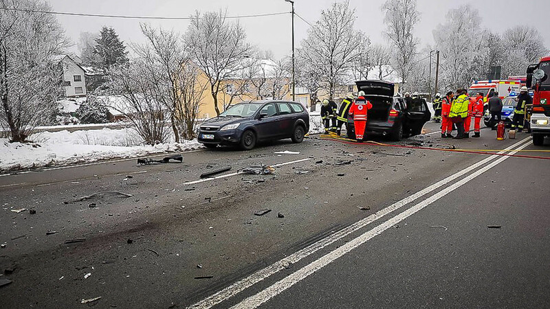 Dieses Trümmerfeld ist das Ergebnis eines Unfalls mit zwei Lkw und einem Auto am Mittwochvormittag im Landkreis Passau.