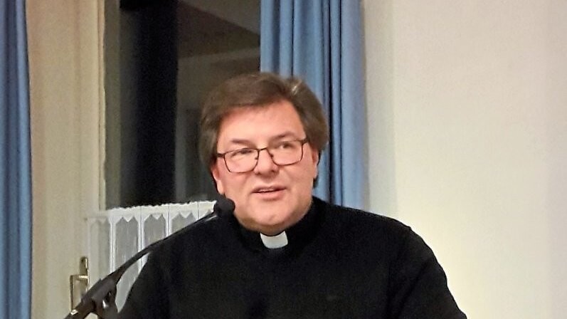 Pfarrer Günter Müller bei seinem Vortrag während der Pfarrversammlung.