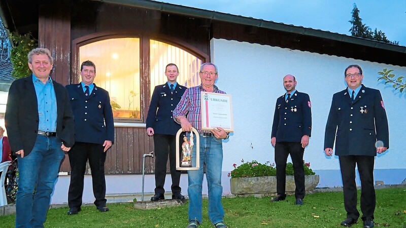 Zusammen mit den Geburtstagsglückwünschen zum 65. erhielt Franz Schmerbeck die Ernennung zum Ehrenkommandant der Feuerwehr Hartkirchen.
