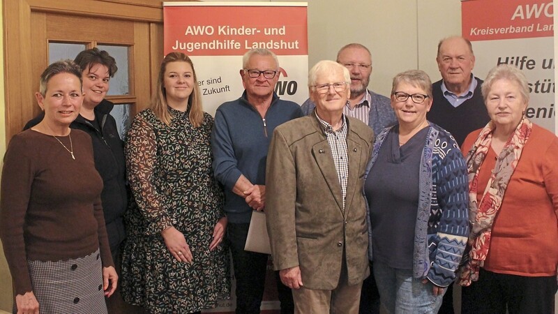 Die AWO-Vorstandschaft (von links): Karin Rübesam, Sabine Kohler, Dietmar Rübesam, Michael Huf, Hanns Martin, Renate Hentschel, Johann Allertseder und Bärbl Huf.