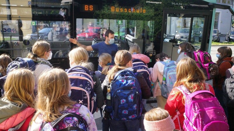 Stefan Zankl vom Verkehrsbetrieb der Stadtwerk ist einer der Lehrer der Busfahrschule, die jährlich rund 30 Klassen von jungen Schülern das richtige und vor allem sichere Busfahren erklärt.