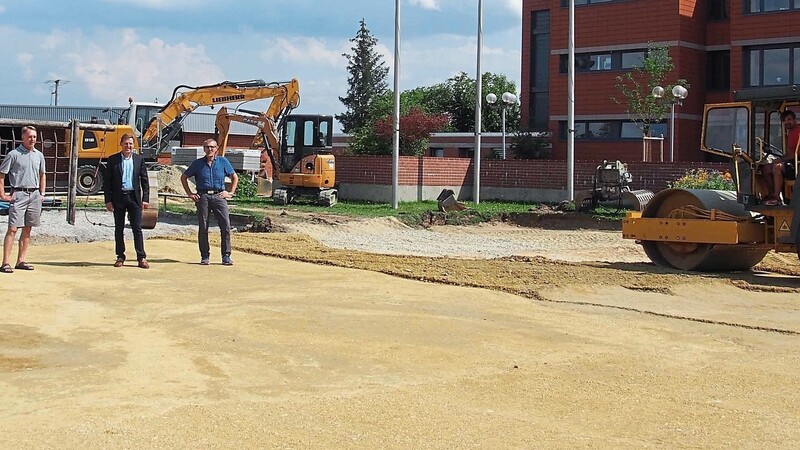 Der Hartplatz an der Grundschule wird komplett erneuert.
