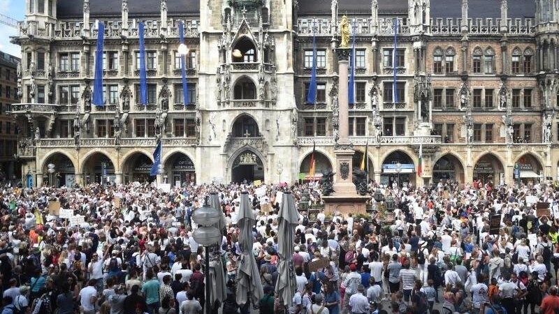 Dichtes Gedränge bei einer Demonstration gegen die Corona-Auflagen auf dem Münchener Marienplatz.