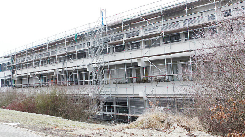 Die Sanierung des Bestandsgebäudes der Rottenburger Realschule geriet ins Stocken, weil das Abbruchmaterial zunächst deutlich erhöhte Schadstoffwerte aufwies und deshalb erneut begutachtet werden musste.