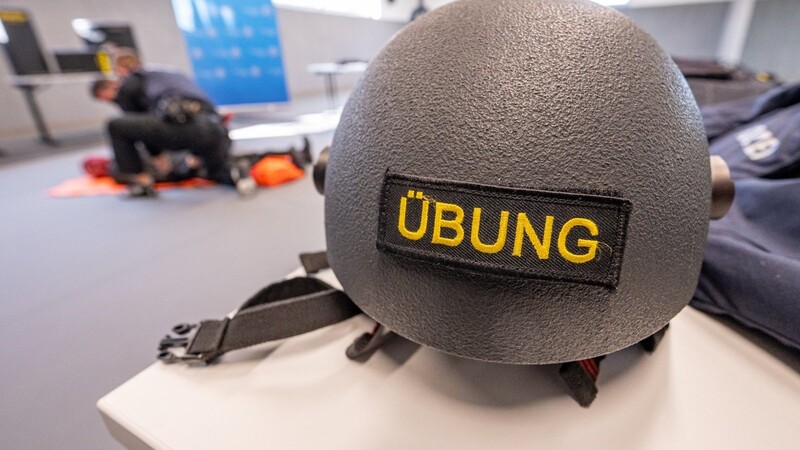 "Übung" steht auf einem Helm im 2020 eröffneten Polizei-Trainingszentrum Regensburg. Straubing wartet auf die Realisierung einer solchen Einrichtung für das Präsidium Niederbayern.