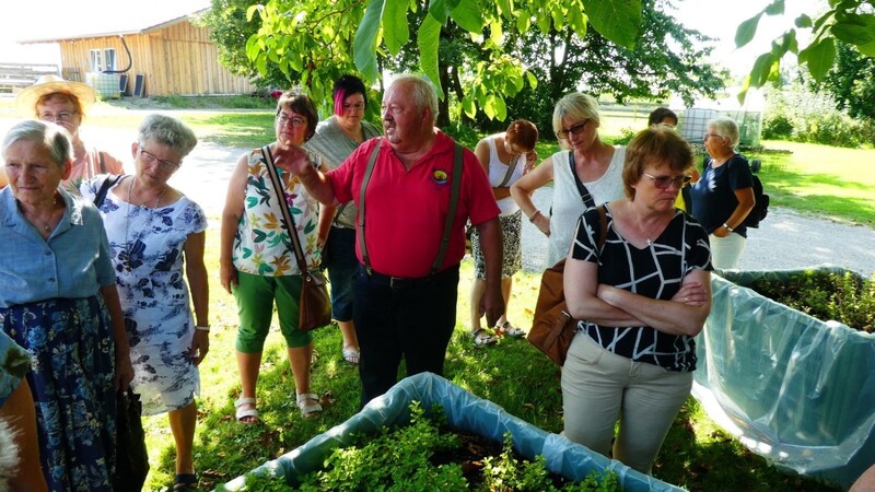 Josef Huber (Mitte) informierte die Frauen anlässlich des Besuchs über die Anpflanzung von Gewürzen für die neuen Essigsorten.